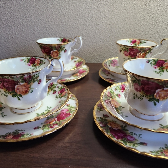 Beautiful Royal Albert Old Country Rose Cup & Saucer W/Bread & Butter Set Of 4 - Picture 3 of 6